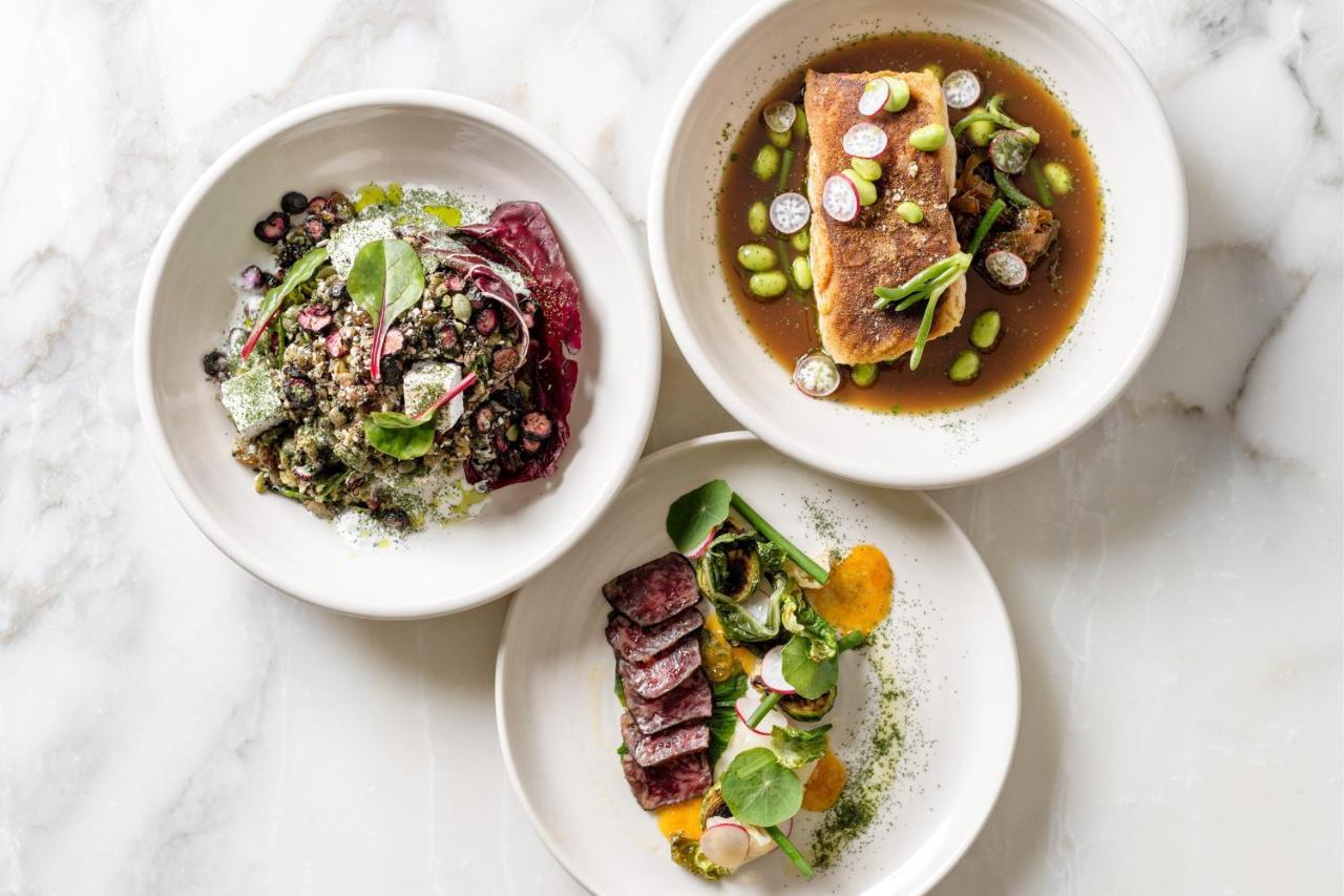 The Westin Melbourne Hotell Eksteriør bilde Dishes at the restaurant