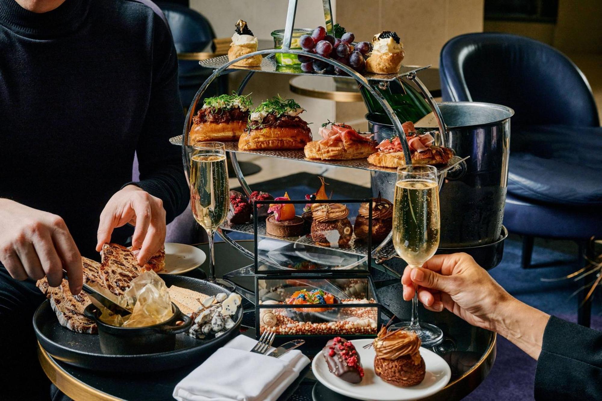 The Westin Melbourne Hotell Eksteriør bilde Afternoon tea at the Mandarin Oriental, London