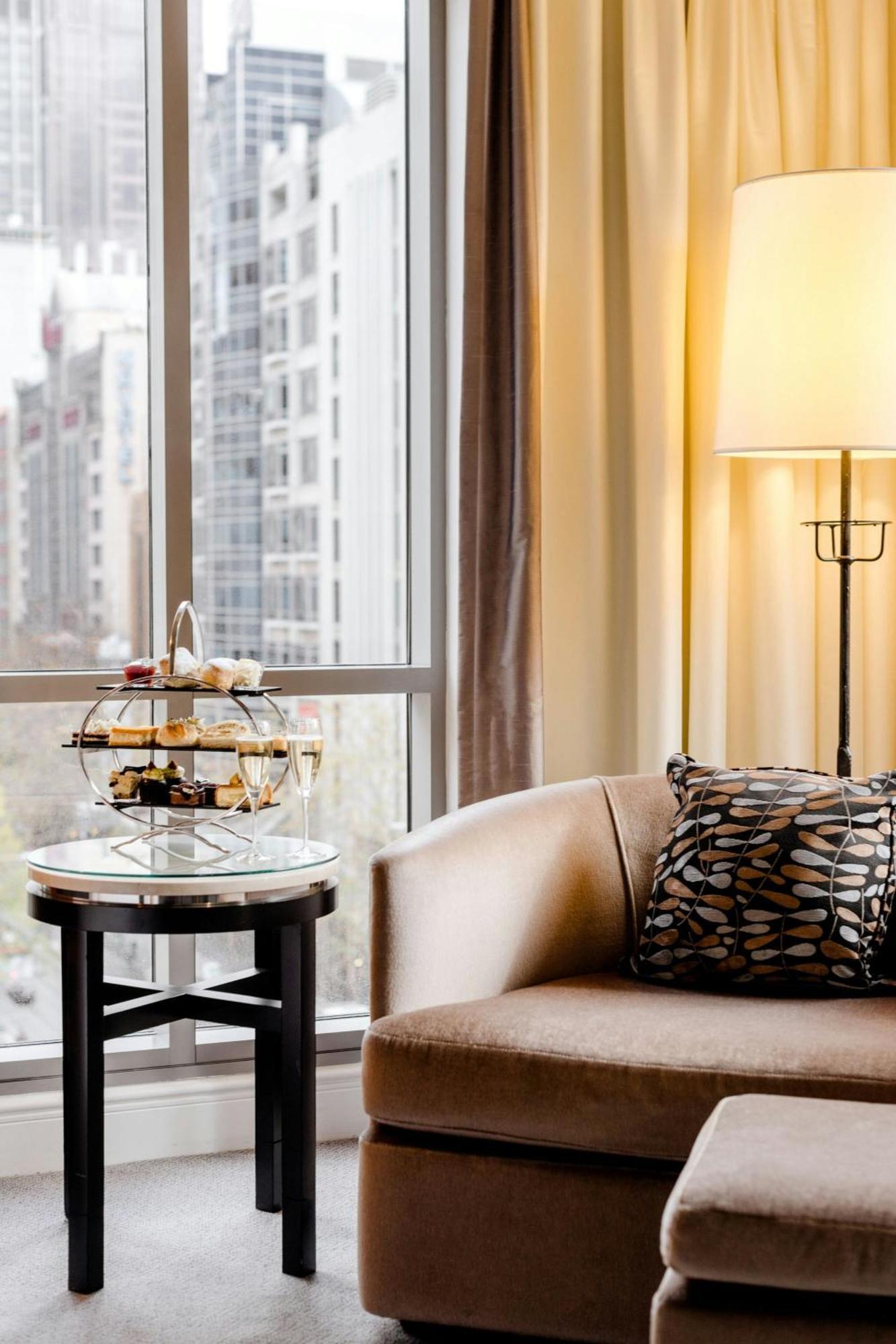 The Westin Melbourne Hotell Eksteriør bilde Afternoon tea at The Landmark, Hong Kong